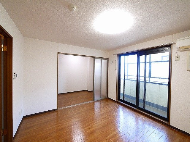 ドルフⅢの居間・リビング|ゆったりとした居間です