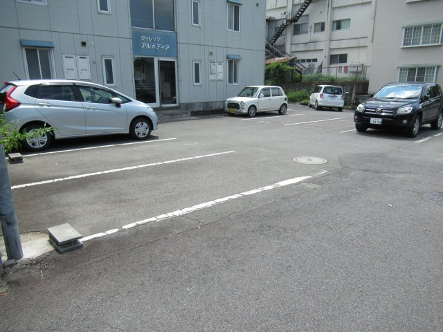 ヴィレッジアルカディアの駐車場