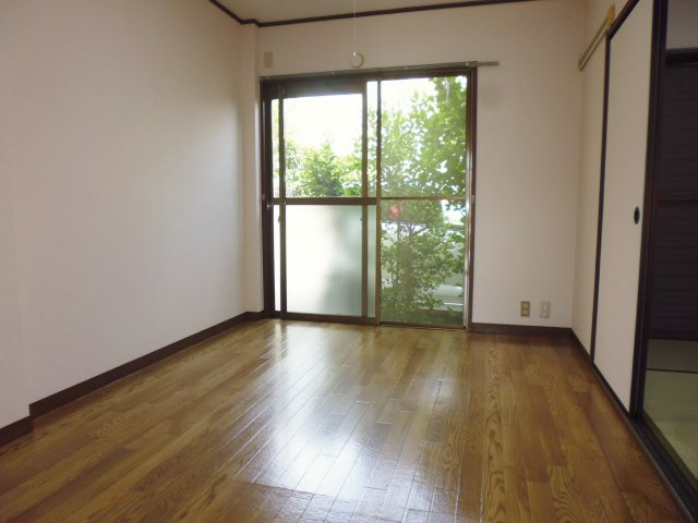 コスモハイツの洋室