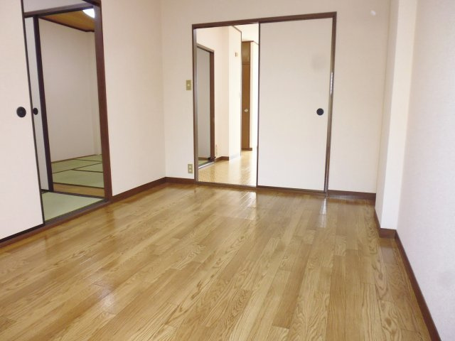 コスモハイツの洋室