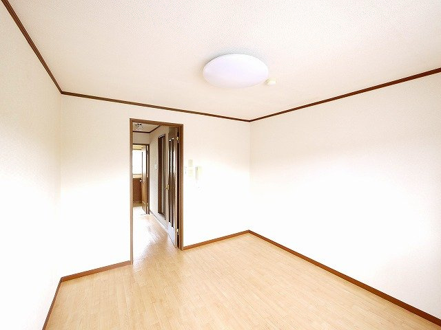 メゾンレイ天理の内装|ゆったりした洋室です