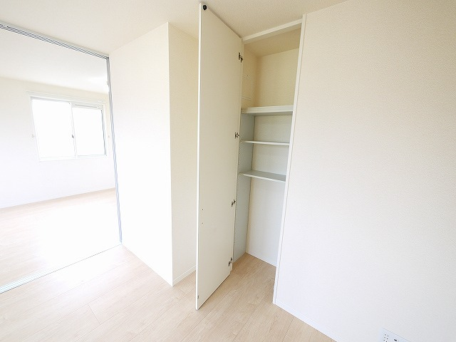 シャーメゾン田井庄の収納|こまごまとしたものを収納できそうですね