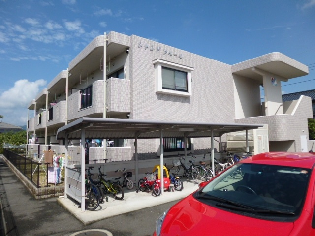 総社市小寺の賃貸マンションの外観