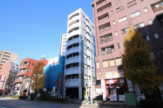 【外観】 | コンフォート入谷　入谷駅から徒歩5分・浅草駅から徒歩10分の好立地。上野駅からも徒歩15分で行けます。言問通り沿いの物件で夜道安心。コンビニなど近くで買い物便利。鉄骨造9階建ての分譲賃貸マンション。
