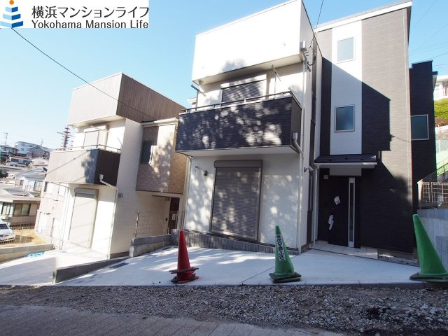 保土ヶ谷区初音ヶ丘全３棟　新築戸建ての外観|バルコニーのカラーがアクセントになっておしゃれな外観です。