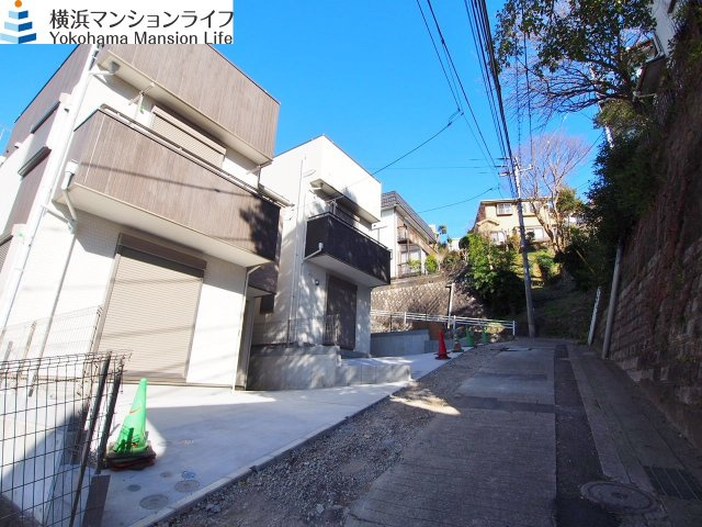 保土ヶ谷区初音ヶ丘全３棟　新築戸建ての前面道路含む現地写真