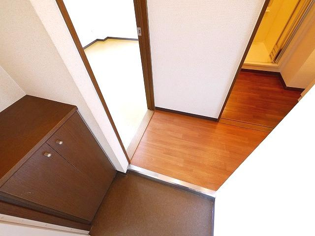 バーベナ光台I棟の玄関|収納もある玄関です