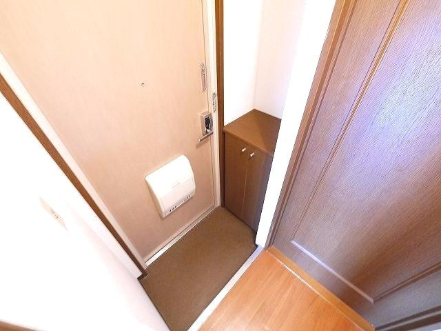 バーベナ光台I棟の玄関|明るい玄関です