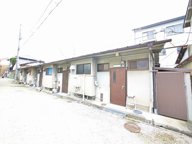 上地貸家のその他共用部分|玄関の全面部分です