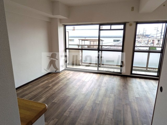 グリーンベールヒル柏原の居間・リビング