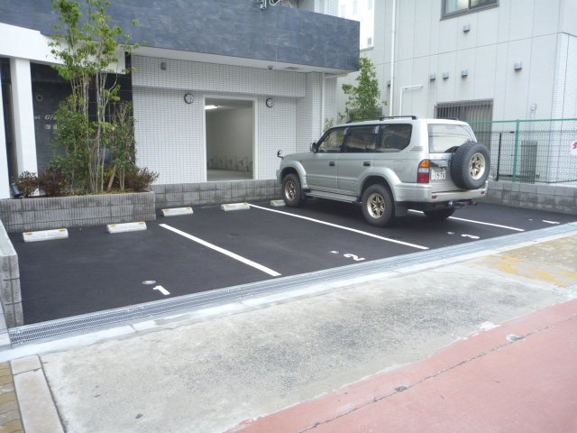 フォレストグレイス深江橋Ⅱ BRAVI不動産の駐車場
