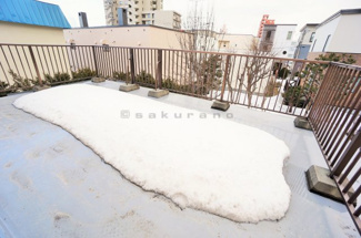 【バルコニー】 | 手稲本町1-2戸建 | 広々としたテラス付