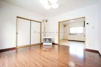 【居間・リビング】 | 手稲本町1-2戸建 | 明るい陽射しが射し込むリビング