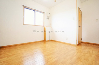 【その他共用部分】 | 手稲本町1-2戸建 | 階段を上った先の広々としたサービスルーム