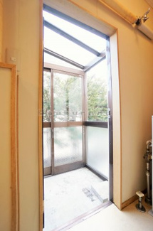 【その他共用部分】 | 手稲本町1-2戸建 | 勝手口を開けるとポーチがあります