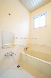 【浴室】 | 手稲本町1-2戸建 | 心地よいリラクゼーションを促す、独立型バスルーム。