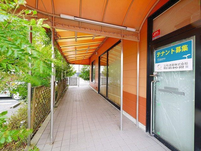 押熊町ロードサイド店舗のエントランス