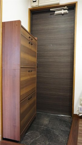 ドミール・クレセントAの玄関