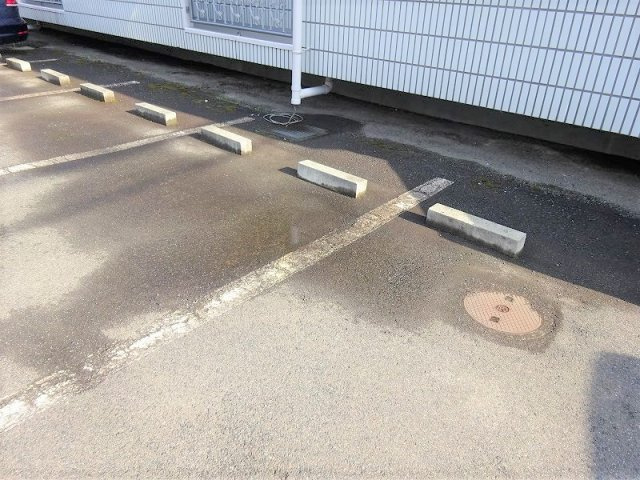 サンエミットＭの駐車場