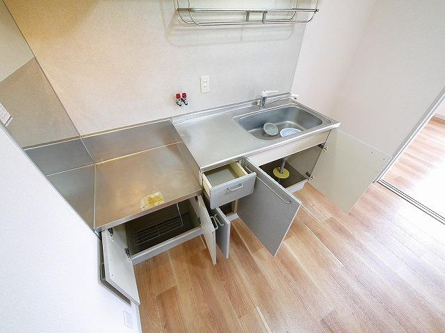 コスモス結崎　Ｃのキッチン|こまごまとしたものを収納できそうですね