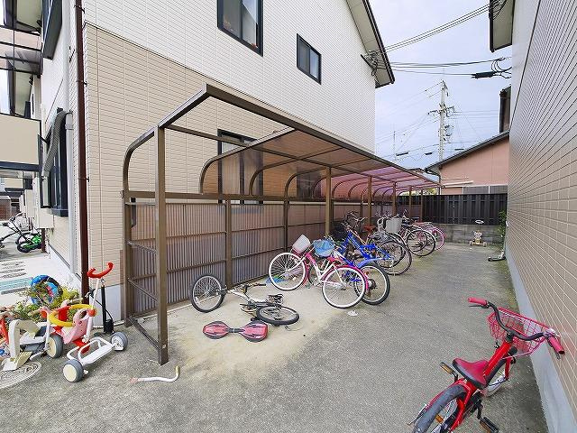 コスモス結崎　Ｃのその他共用部分|屋根付き駐輪場です