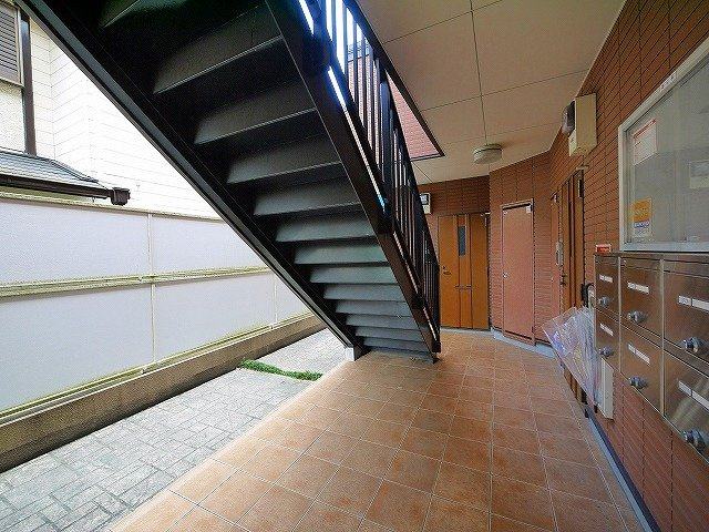 ウエスト　メゾンのエントランス|集合ポストがあります