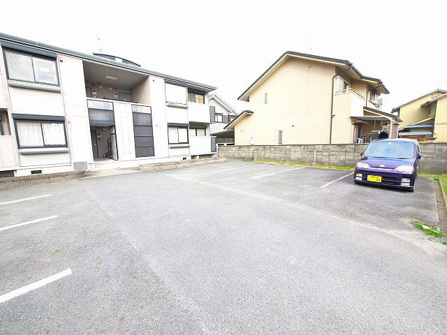 サンライフ殿城の駐車場