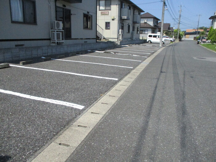 グリーンヒルズL棟の駐車場