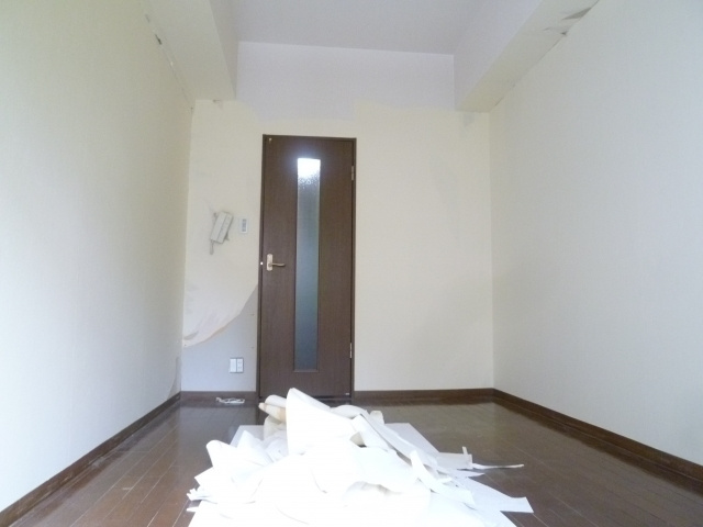 プレサンス難波東の居間・リビング|壁紙張替中です。