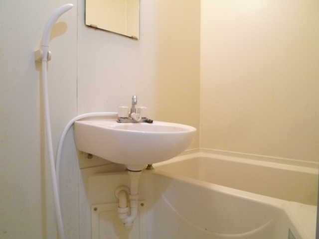 プレサンス難波東の浴室|清掃前です。