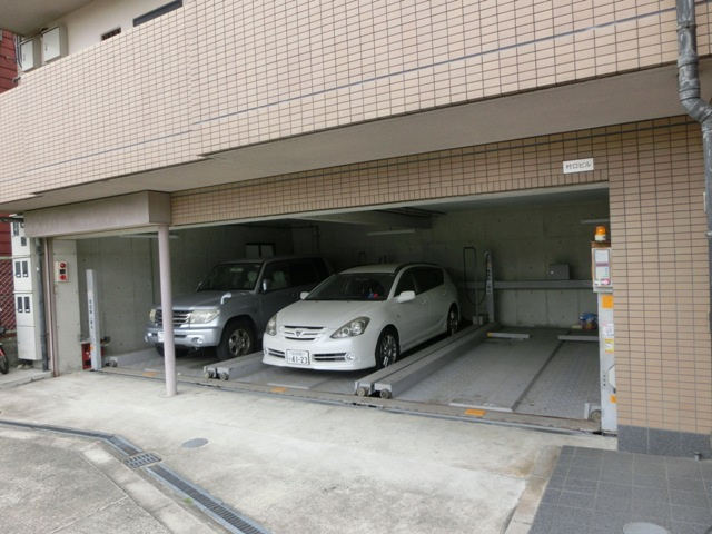 村口ビル新高の駐車場