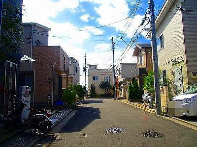 美原区阿弥　平成26年築　築浅の中古戸建の前面道路含む現地写真