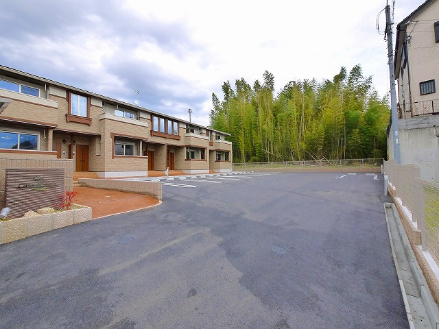 ＣＡＳＡ　ＲＯＮＤＯの駐車場|車をお持ちの方に嬉しい駐車場付きの物件です