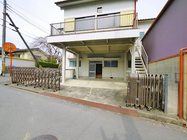 山陵町店舗事務所の駐車場