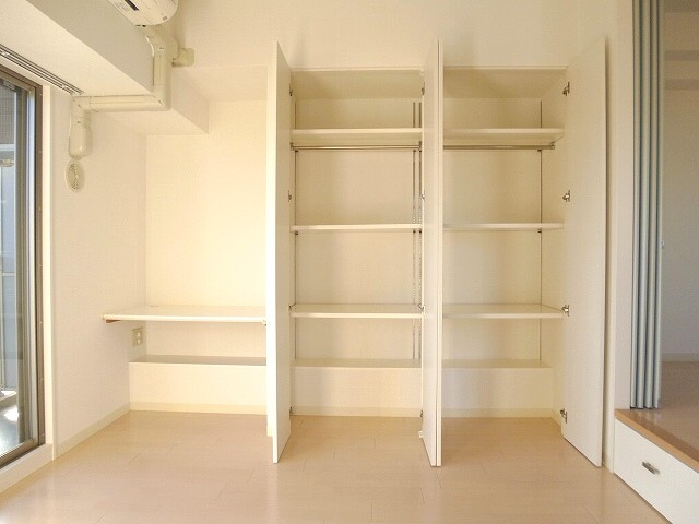 RESIDIA上野御徒町の収納|レジディア上野御徒町のクローゼットです