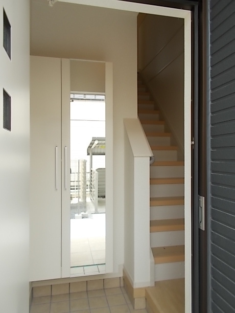 リブ　フラットの玄関