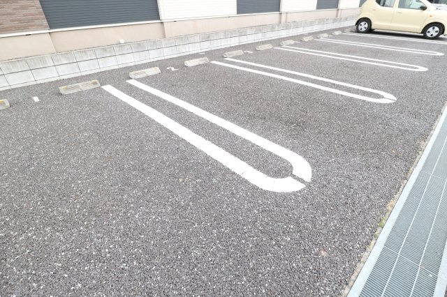 リブ　フラットの駐車場