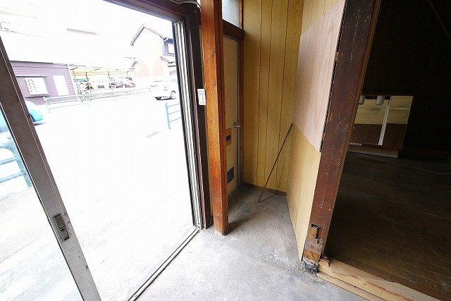 百済店舗（紀寺町）の玄関