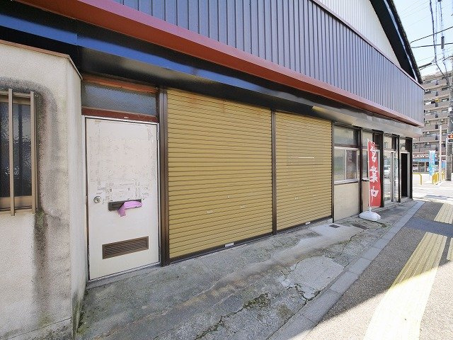 百済店舗（紀寺町）の玄関