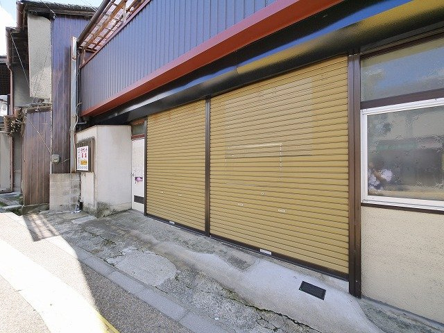 百済店舗（紀寺町）の玄関
