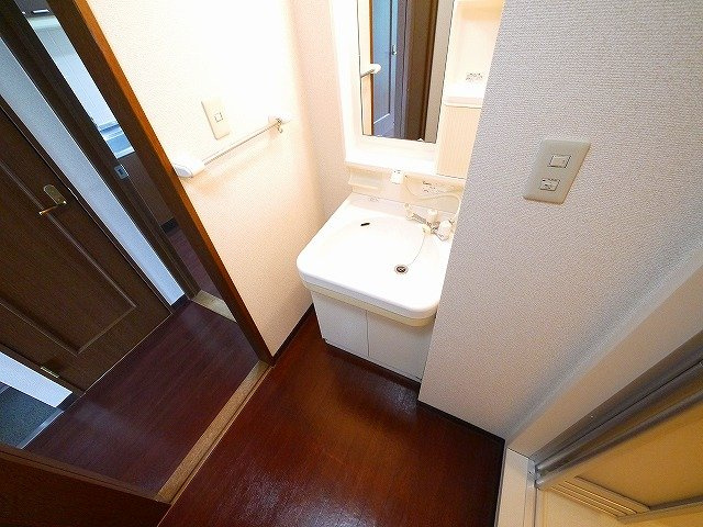 バーベナ光台D棟の洗面所|明るい洗面所です