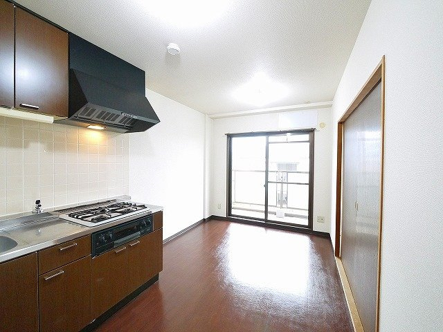 バーベナ光台D棟の居間・リビング|居間です