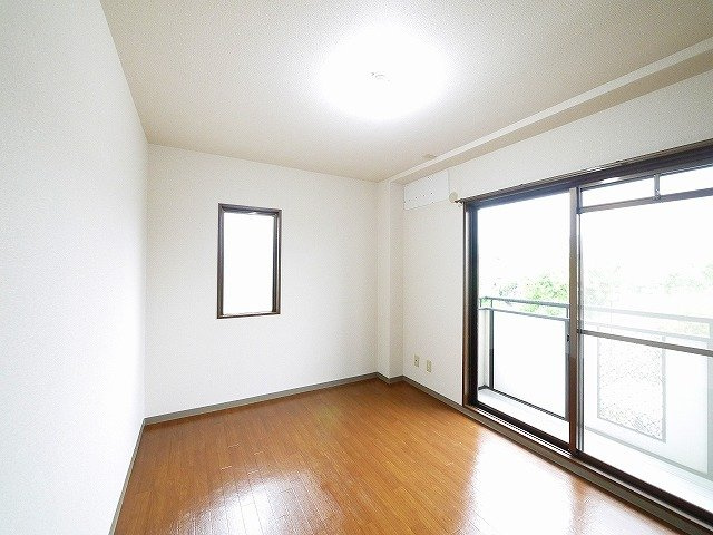 バーベナ光台D棟の寝室|落ち着いた色調の寝室です