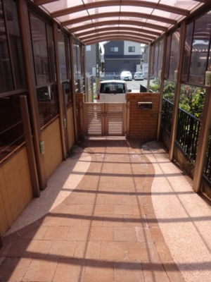 【エントランス】 | 二屋一戸建 | 駐車スペースから玄関までのポーチ部分！