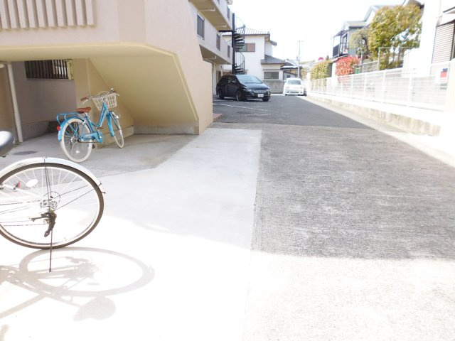 ハイツ秋定の駐車場