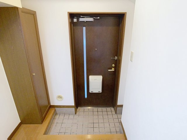 シャトーレⅡの玄関|201号室の写真になります。