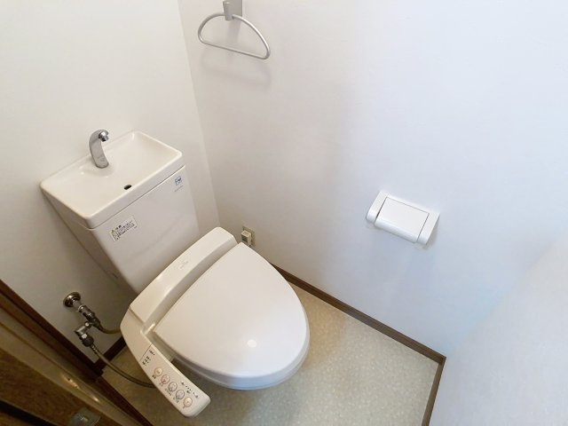 シャトーレⅡのトイレ|201号室の写真になります。