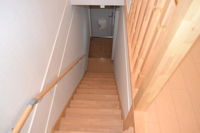 シャルマン　フルールの玄関|玄関ホールに続く階段