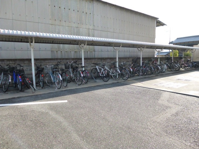 総社市井手の賃貸マンションのその他共用部分|自転車置き場