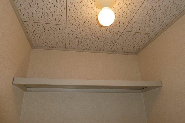 ノーブルハウスAの洗面所|洗濯機上棚